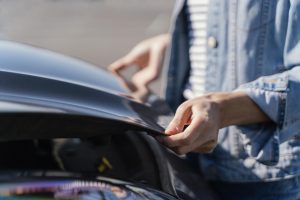woman-looking-her-car-solve-problem