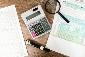 Como economizar na compra de uma máquina enfardadeira?