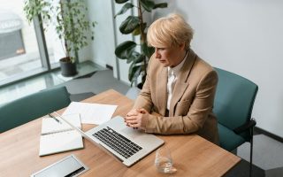 Como fazer a gestão de uma pequena empresa de ralos ocultos?