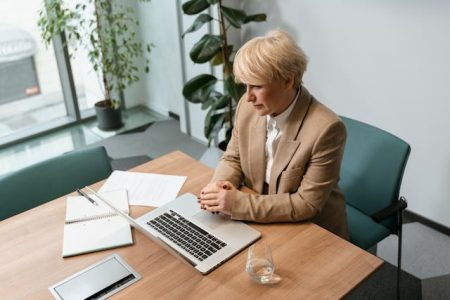 Como fazer a gestão de uma pequena empresa de ralos ocultos?