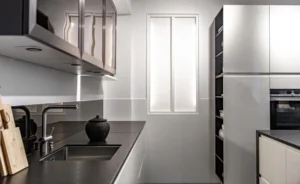 Cozinha moderna com aço inox, apresentando armários claros e uma pia sofisticada, ideal para quem busca elegância e funcionalidade no ambiente culinário.