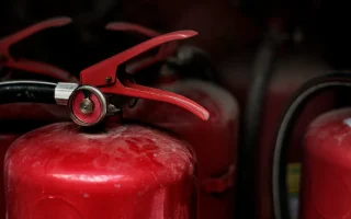 Extintor de incêndio vermelho, essencial para a segurança contra incêndio, em ambiente de prevenção e combate a incêndios.