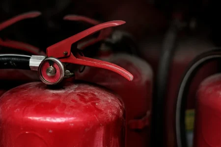 Extintor de incêndio vermelho, essencial para a segurança contra incêndio, em ambiente de prevenção e combate a incêndios.