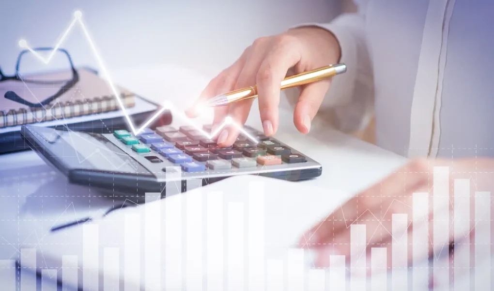 Imagem ilustrativa sobre o setor secundário da economia, mostrando uma pessoa usando uma calculadora e gráficos de crescimento econômico ao fundo, representando seu papel no desenvolvimento industrial.