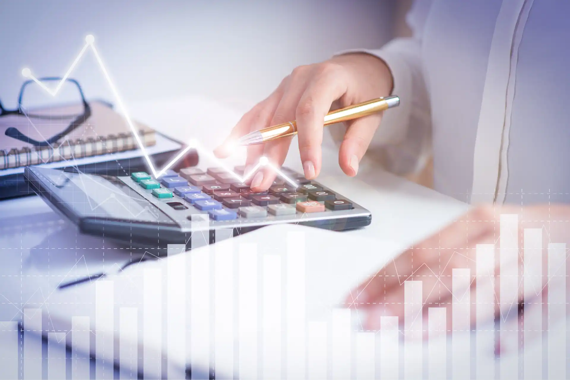 Imagem ilustrativa sobre o setor secundário da economia, mostrando uma pessoa usando uma calculadora e gráficos de crescimento econômico ao fundo, representando seu papel no desenvolvimento industrial.