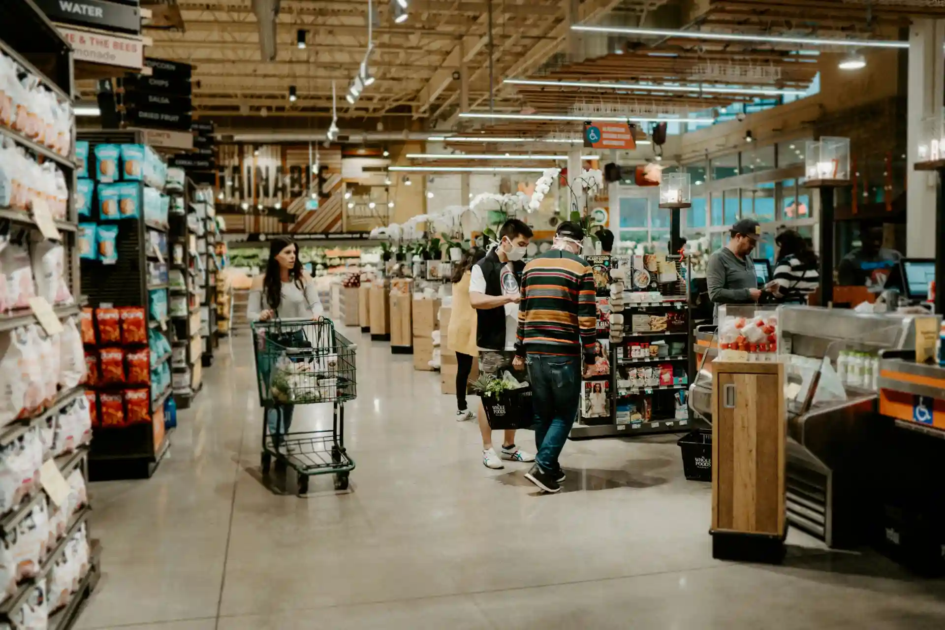 Consumidores fazendo compras em supermercado, destacando a importância de conhecer os Direitos do Consumidor para garantir suas necessidades e direitos ao adquirir produtos.