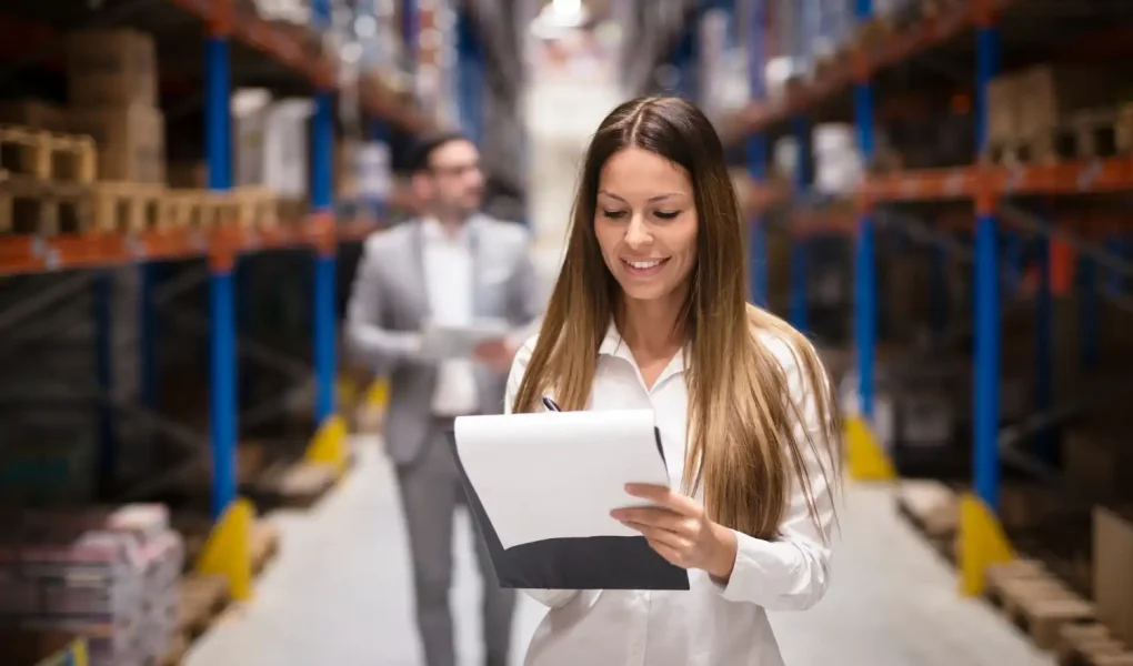 Controle de estoque eficiente em armazém, com profissionais analisando inventário para garantir a saúde financeira da empresa.