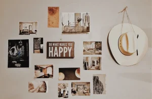 Decoração afetiva na parede com fotos pessoais, quadros com mensagens, objetos decorativos e lembranças que tornam o lar mais acolhedor e único