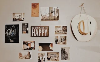 Decoração afetiva na parede com fotos pessoais, quadros com mensagens, objetos decorativos e lembranças que tornam o lar mais acolhedor e único