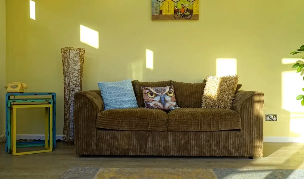 Dicas para evitar erros que reduzem o espaço em ambientes pequenos, como móveis inadequados e objetos excessivos na sala de estar.