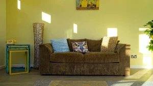 Dicas para evitar erros que reduzem o espaço em ambientes pequenos, como móveis inadequados e objetos excessivos na sala de estar.