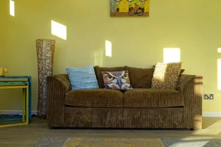 Dicas para evitar erros que reduzem o espaço em ambientes pequenos, como móveis inadequados e objetos excessivos na sala de estar.