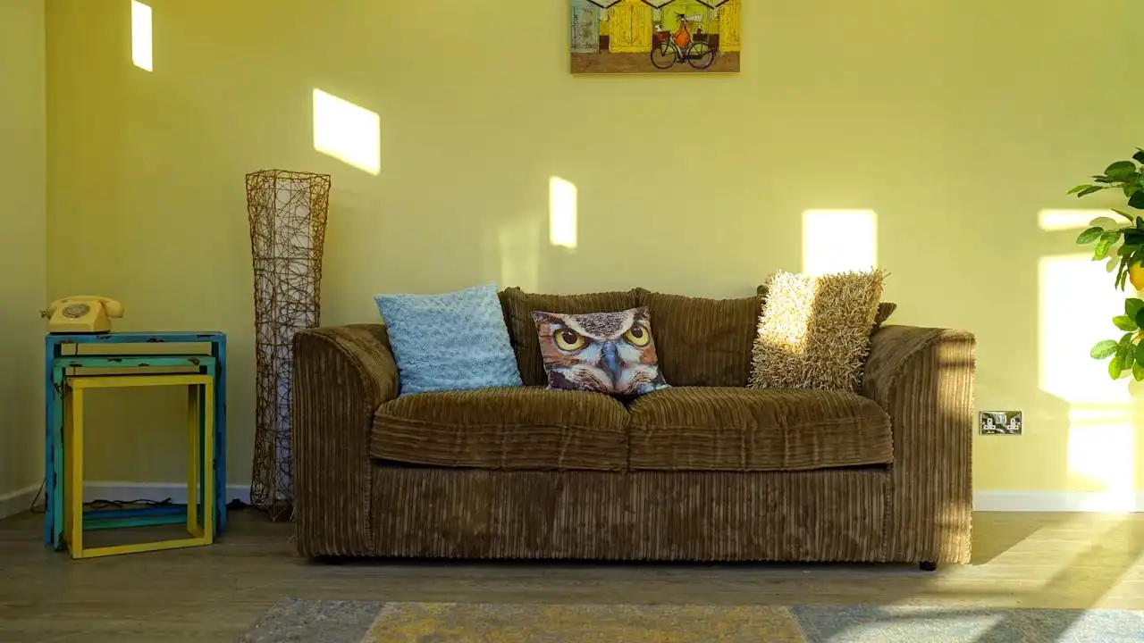 Dicas para evitar erros que reduzem o espaço em ambientes pequenos, como móveis inadequados e objetos excessivos na sala de estar.
