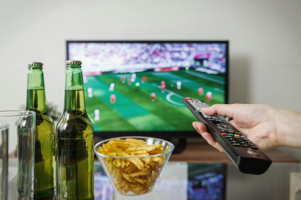 Com a Copa do Mundo de 2022 registrando um bilhão de espectadores únicos, o consumo de esportes atinge patamares nunca antes vistos. Este fenômeno global é impulsionado por inovações que remodelam a experiência do fã. A tecnologia, sem dúvida, é a catalisadora dessa transformação. O impacto da tecnologia na forma de assistir conteúdos esportivos é profundo, redefinindo como interagimos com jogos e eventos. Ela proporciona acesso sem precedentes e eleva a qualidade da imersão, transformando a visualização passiva em uma experiência dinâmica. Este artigo explora as tendências que moldam o futuro do esporte em 2026. Analisamos a revolução das transmissões, o engajamento aprimorado e as novas perspectivas oferecidas pela análise de dados. Veremos como a experiência do fã se torna cada vez mais personalizada, com opções como a Assinatura Amazon Prime Vídeo 30 Dias - Conta, que permite acesso a conteúdos exclusivos e transmissões ao vivo, exemplificando essa personalização. A Revolução da Transmissão Esportiva Streaming e personalização da experiência O streaming se consolidou como o principal vetor da transmissão esportiva moderna. Plataformas digitais oferecem flexibilidade e um catálogo vasto, permitindo que o público assista aos seus eventos favoritos a qualquer hora e em qualquer lugar. A personalização da experiência é uma das maiores vantagens, com os fãs podendo escolher câmeras, narradores e até mesmo estatísticas exibidas na tela. Essa adaptabilidade atende às preferências individuais, transformando o consumo passivo em uma jornada interativa. Qualidade de imagem e som: 4K, 8K e áudio imersivo A evolução tecnológica elevou drasticamente a qualidade visual e sonora das transmissões. O 4K já é um padrão em muitos eventos, e o 8K começa a despontar, oferecendo uma clareza de imagem sem precedentes. O áudio imersivo, com tecnologias como Dolby Atmos, transporta o espectador diretamente para o estádio, reproduzindo a atmosfera vibrante de cada partida. Segundo a Consumer Technology Association, a demanda por televisores 4K e 8K continua a crescer exponencialmente, impulsionando essa tendência. A ascensão das plataformas OTT e o fim da TV tradicional? As plataformas Over-The-Top (OTT), como Netflix, Amazon Prime Video e Star+, redefiniram o panorama da transmissão esportiva. Elas oferecem conteúdo sob demanda e transmissões ao vivo, competindo diretamente com a televisão tradicional. A conveniência e a variedade de opções das OTTs atraem um público jovem e digitalmente nativo. Embora a TV tradicional ainda mantenha sua relevância, especialmente em grandes eventos, as OTTs estão remodelando os hábitos de consumo e desafiando o modelo linear de programação. Esse movimento indica uma mudança sísmica no ecossistema de mídia. Engajamento e Interatividade Aprimorados Realidade Aumentada (RA) e Realidade Virtual (RV) nos esportes A Realidade Aumentada (RA) e a Realidade Virtual (RV) estão transformando o engajamento dos fãs. A RA sobrepõe informações digitais ao mundo real, permitindo que os espectadores visualizem estatísticas em tempo real sobre os jogadores ou analisem jogadas em 3D. A RV, por outro lado, oferece uma imersão total, transportando o fã para dentro do estádio, com visões de 360 graus e a sensação de estar presente no evento. Segundo um relatório da PwC, o mercado de RA/RV no esporte crescerá significativamente nos próximos anos, impulsionando novas formas de interação. Estatísticas em tempo real e gráficos interativos A disponibilidade de estatísticas em tempo real enriquece a experiência de assistir esportes. Gráficos interativos, acessíveis via aplicativos ou nas próprias transmissões, fornecem dados detalhados sobre desempenho de atletas, posse de bola, distância percorrida e muito mais. Essa camada de informação aprofunda a compreensão tática e estratégica dos jogos, permitindo que os fãs analisem cada detalhe. A precisão e a velocidade na apresentação desses dados se tornaram cruciais para o engajamento. Redes sociais e a comunidade de fãs conectada As redes sociais funcionam como o epicentro da comunidade esportiva global. Elas permitem que os fãs compartilhem suas reações, debatam jogadas e interajam com atletas e clubes em tempo real. Plataformas como Twitter, Instagram e TikTok amplificam a experiência, criando um senso de pertencimento e coletividade. A viralização de momentos marcantes e a criação de memes são exemplos de como as redes sociais fortalecem a conexão entre os torcedores, expandindo o impacto dos eventos esportivos muito além da transmissão em si. Novas Perspectivas e Análises Big data e inteligência artificial na análise de desempenho A análise de dados transformou a compreensão dos jogos. Equipes e torcedores agora contam com insights profundos sobre a performance individual e coletiva. A inteligência artificial processa volumes massivos de informações, revelando padrões antes invisíveis. Essa tecnologia permite prever tendências e otimizar estratégias em tempo real. Os comentaristas esportivos utilizam essas análises para enriquecer as transmissões, oferecendo uma camada extra de entendimento. O impacto da tecnologia na forma de assistir conteúdos esportivos é evidente na sofisticação das estatísticas apresentadas. Câmeras especiais e ângulos inovadores A revolução visual é inegável, com câmeras de alta velocidade e drones capturando cada detalhe. O slow motion em 360 graus, por exemplo, permite revisitar lances cruciais de perspectivas inéditas. Essa abordagem aprimora a experiência do espectador, que se sente mais próximo da ação. As transmissões esportivas exploram ângulos de câmera que antes eram inimagináveis. Câmeras no capacete de atletas ou em carros de corrida oferecem uma visão imersiva. Segundo a SportsPro Media, a inovação em captação de imagens é um dos pilares para manter o engajamento do público. Recurso Visual Impacto na Experiência Disponibilidade Atual Câmeras 360° Imersão em lances ✓ Drones Perspectivas aéreas ✓ Slow Motion HQ Análise detalhada ✓ Câmeras no atleta Ponto de vista direto ✓ Realidade Aumentada Informações sobrepostas ✓ Hologramas Projeção tridimensional ✗  Conteúdo exclusivo e bastidores: o acesso sem precedentes A tecnologia democratizou o acesso a conteúdo de bastidores, antes restrito a poucos. Documentários, entrevistas exclusivas e séries sobre a vida de atletas são agora facilmente acessíveis. Plataformas de streaming e redes sociais desempenham um papel crucial nessa distribuição. Essa proximidade com os ídolos e os processos de treinamento cria uma conexão mais profunda com o esporte. Os fãs podem acompanhar a jornada de seus times e atletas favoritos de uma maneira inédita. O impacto da tecnologia na forma de assistir conteúdos esportivos se manifesta também na curadoria de narrativas envolventes. Acesso a vestiários e momentos pré-jogo. Documentários sobre a história de clubes e atletas. Transmissões ao vivo de treinos. Entrevistas exclusivas com detalhes sobre táticas. Séries que mostram a rotina de preparação. O Futuro da Experiência Esportiva Metaverso e a imersão total nos eventos O metaverso promete revolucionar a forma como interagimos com os eventos esportivos. Os fãs poderão "entrar" em estádios virtuais, assistir a jogos com avatares de amigos e até mesmo interagir com atletas. Essa tecnologia busca replicar e expandir a experiência presencial. A imersão será levada a um novo nível, com sensações visuais e auditivas aprimoradas. Imagine assistir a um jogo de futebol da primeira fila, virtualmente, com estatísticas e replays personalizados. O impacto da tecnologia na forma de assistir conteúdos esportivos no metaverso será transformador. Personalização extrema: o espectador como diretor A personalização será o ponto central da experiência futura. Os espectadores poderão escolher ângulos de câmera, narradores e até mesmo quais estatísticas desejam visualizar. A tecnologia permitirá criar uma transmissão sob medida para cada indivíduo. Isso significa que cada fã terá o poder de "dirigir" sua própria transmissão, focando no que mais lhe interessa. Seja um jogador específico, uma tática ou as reações da torcida, tudo estará ao alcance de um clique. Essa autonomia redefine o consumo de conteúdo esportivo. Escolha de Câmeras: Selecionar a perspectiva desejada (câmera principal, câmera tática, câmera de jogador). Seleção de Áudio: Optar por diferentes narrações, trilhas sonoras ou áudio ambiente do estádio. Visualização de Estatísticas: Ativar ou desativar sobreposições de dados em tempo real. Replays Personalizados: Acessar e controlar os replays de lances importantes, de múltiplos ângulos. Interação Social: Conectar-se com amigos em salas virtuais enquanto assiste. Desafios e oportunidades para ligas e emissoras A adaptação a essas novas tecnologias apresenta desafios e oportunidades significativas. Ligas e emissoras precisam investir em infraestrutura e inovação para não ficarem para trás. A competição por atenção dos espectadores é intensa, exigindo constante reinvenção. A monetização de conteúdos personalizados e experiências no metaverso abre novas fontes de receita. Parcerias com empresas de tecnologia e o desenvolvimento de plataformas proprietárias serão cruciais. O impacto da tecnologia na forma de assistir conteúdos esportivos exige uma visão estratégica para o futuro. Perguntas frequentes sobre O impacto da tecnologia na forma de assistir conteúdos esportivos Como o big data melhora a experiência do espectador? O big data oferece análises detalhadas e estatísticas em tempo real, enriquecendo a compreensão do jogo. Ele permite que comentaristas e fãs tenham acesso a informações profundas sobre desempenho, táticas e tendências, tornando a transmissão mais informativa e envolvente. Qual o papel da inteligência artificial nas transmissões esportivas? A inteligência artificial analisa grandes volumes de dados para identificar padrões e prever resultados. Ela também auxilia na geração de destaques automáticos, na personalização de conteúdo e na otimização da produção, aprimorando a qualidade geral das transmissões. Por que as câmeras especiais são importantes para o esporte? Câmeras especiais e drones capturam ângulos inovadores e detalhes em alta velocidade, oferecendo uma visão mais imersiva e completa da ação. Elas permitem que os espectadores revisitem lances cruciais de perspectivas inéditas, aumentando o engajamento e a emoção. O que é o metaverso no contexto esportivo? O metaverso esportivo é um ambiente virtual onde os fãs podem interagir com eventos, atletas e outros usuários por meio de avatares. Ele busca criar uma experiência imersiva e social, replicando a atmosfera de um estádio físico com funcionalidades digitais adicionais. Qual a diferença entre personalização de conteúdo e transmissões tradicionais? A personalização de conteúdo permite que o espectador escolha ângulos de câmera, narradores e estatísticas exibidas, criando uma experiência sob medida. Transmissões tradicionais oferecem uma única versão do evento, sem opções de customização pelo usuário. Conclusão A tecnologia transformou radicalmente o modo como consumimos esportes, oferecendo análises profundas, visuais imersivos e acesso sem precedentes aos bastidores. Essa evolução aprimorou a experiência do fã, tornando-a mais rica e envolvente em diversos aspectos. Com esse conhecimento, você pode aproveitar ao máximo as inovações disponíveis. Explore as opções de personalização em plataformas de streaming e fique atento às novas tecnologias como o metaverso, que prometem revolucionar ainda mais a forma de assistir. Para não perder nenhuma novidade sobre O impacto da tecnologia na forma de assistir conteúdos esportivos, siga nosso blog e descubra como as inovações estão moldando o futuro do esporte.