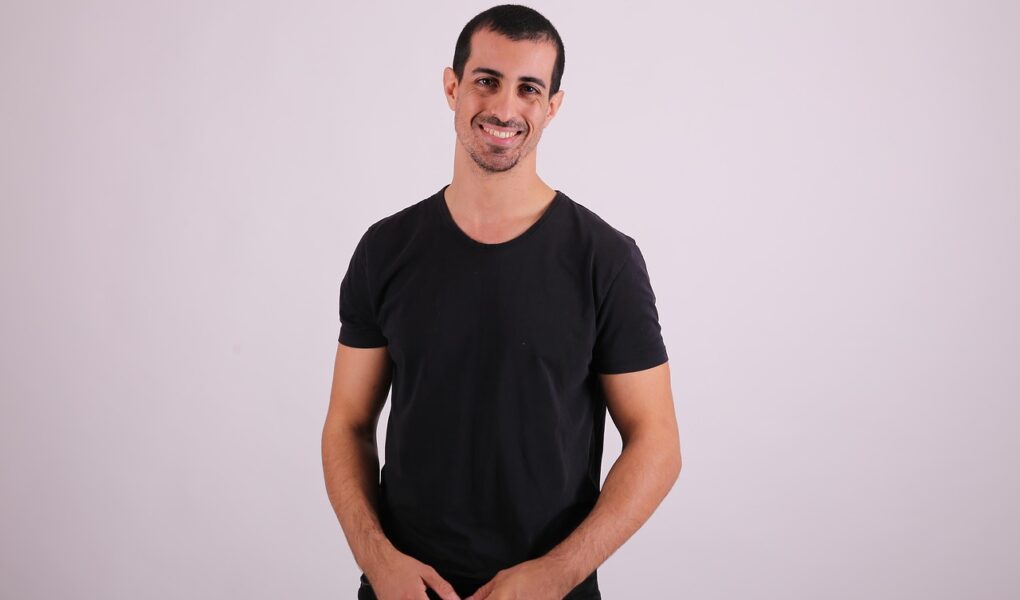 Como escolher o tamanho ideal de camisa masculina sem experimentar